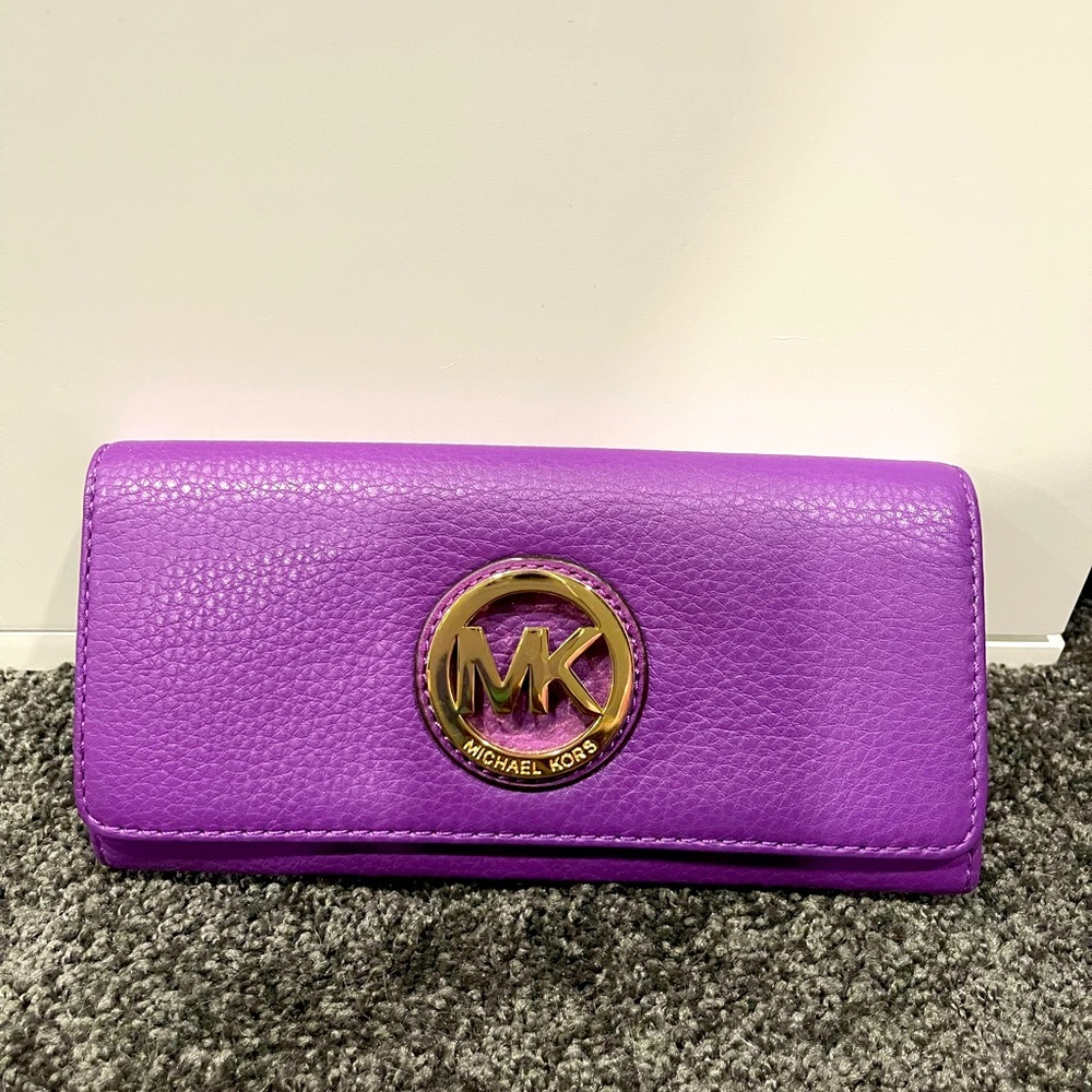 Barely used, no stains, 2 small worn areas on the corners… see pics